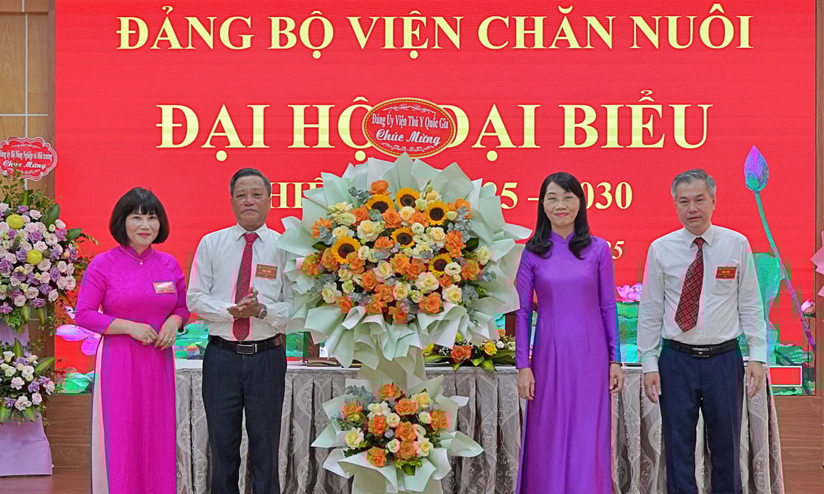 Đảng ủy Viện Thú y Quốc gia chúc mừng đại hội. Ảnh: Bảo Thắng. Đảng ủy Viện Thú y Quốc gia chúc mừng đại hội. Ảnh: Bảo Thắng.