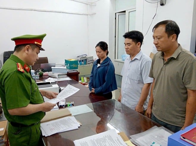 Các bị can: Nguyễn Thái Sơn, Bùi Văn Nhu, Bùi Thị Phương Thuý (từ phải qua trái). Ảnh: Công an tỉnh Hoà Bình.