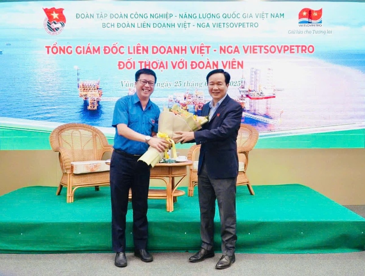 Ông Võ Văn Châu, Bí thư Đoàn Thanh niên Vietsovpetro thay mặt Tuổi trẻ Vietsovpetro tặng hoa cảm ơn Tổng Giám đốc Vũ Mai Khanh tại buổi đối thoại. Ảnh: Vietsovpetro. Ông Võ Văn Châu, Bí thư Đoàn Thanh niên Vietsovpetro thay mặt Tuổi trẻ Vietsovpetro tặng hoa cảm ơn Tổng Giám đốc Vũ Mai Khanh tại buổi đối thoại. Ảnh: Vietsovpetro.