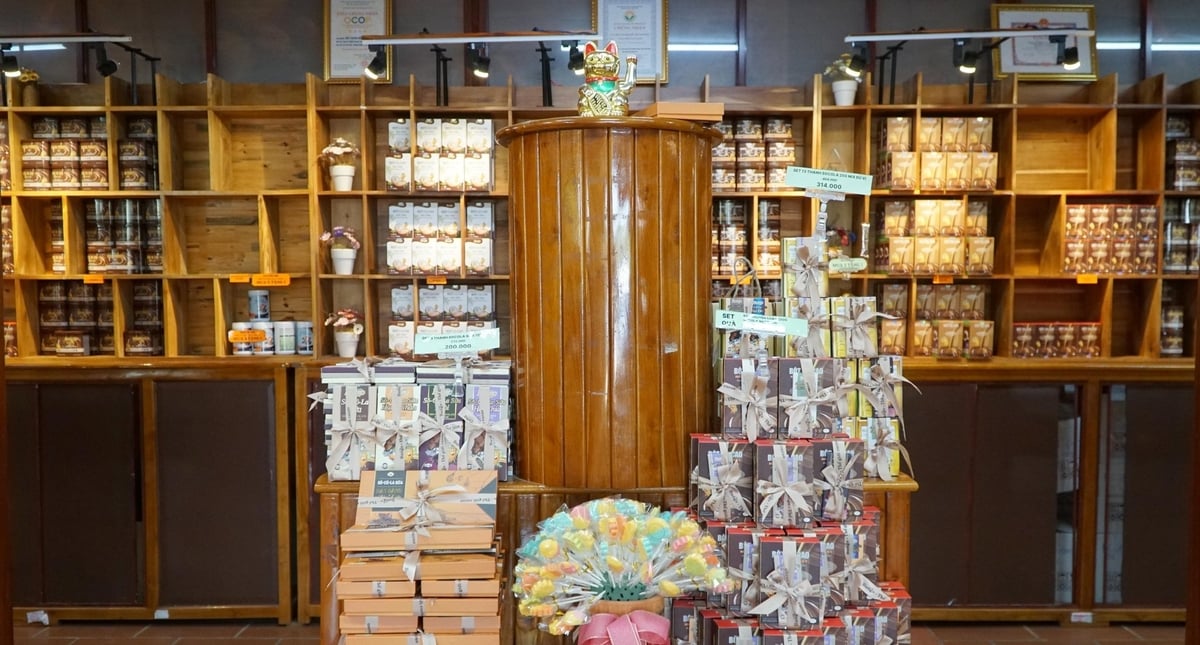 Các sản phẩm chocolate, bột ca cao, rượu ca cao của Ca cao Trọng Đức từ lâu đã được nhiều du khách trong và ngoài nước biết đến, thưởng thức. Ảnh: Lê Bình. Các sản phẩm chocolate, bột ca cao, rượu ca cao của Ca cao Trọng Đức từ lâu đã được nhiều du khách trong và ngoài nước biết đến, thưởng thức. Ảnh: Lê Bình.