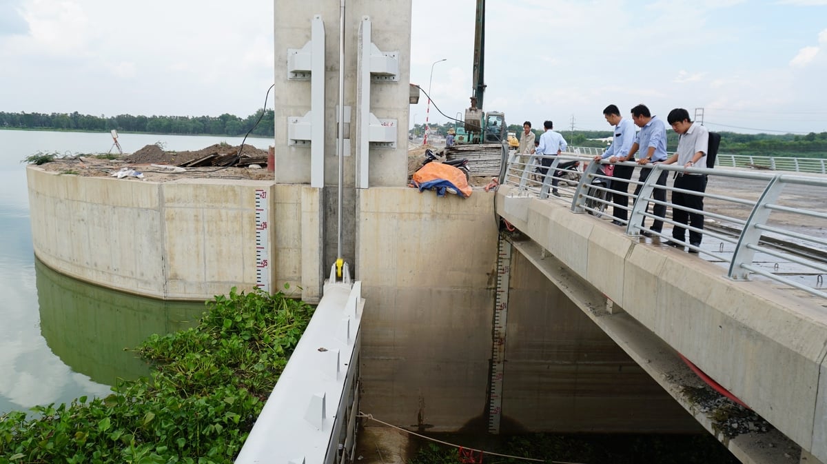 Cán bộ kỹ thuật Xí nghiệp Thủy lợi Tân Châu giám sát công tác vận hành thử nghiệm. Ảnh: Trần Trung. Cán bộ kỹ thuật Xí nghiệp Thủy lợi Tân Châu giám sát công tác vận hành thử nghiệm. Ảnh: Trần Trung.