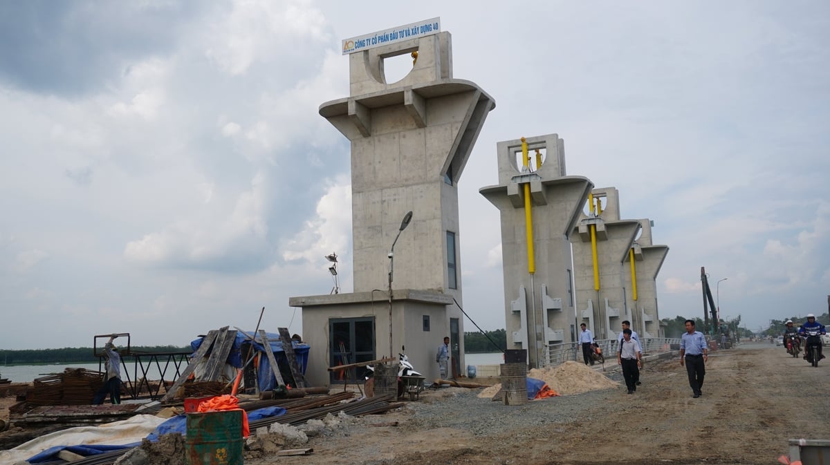Trên công trường, cán bộ kỹ thuật tất bật thi công chạy nước rút để công trình hoàn thành tiến độ. Ảnh: Trần Trung. Trên công trường, cán bộ kỹ thuật tất bật thi công chạy nước rút để công trình hoàn thành tiến độ. Ảnh: Trần Trung.