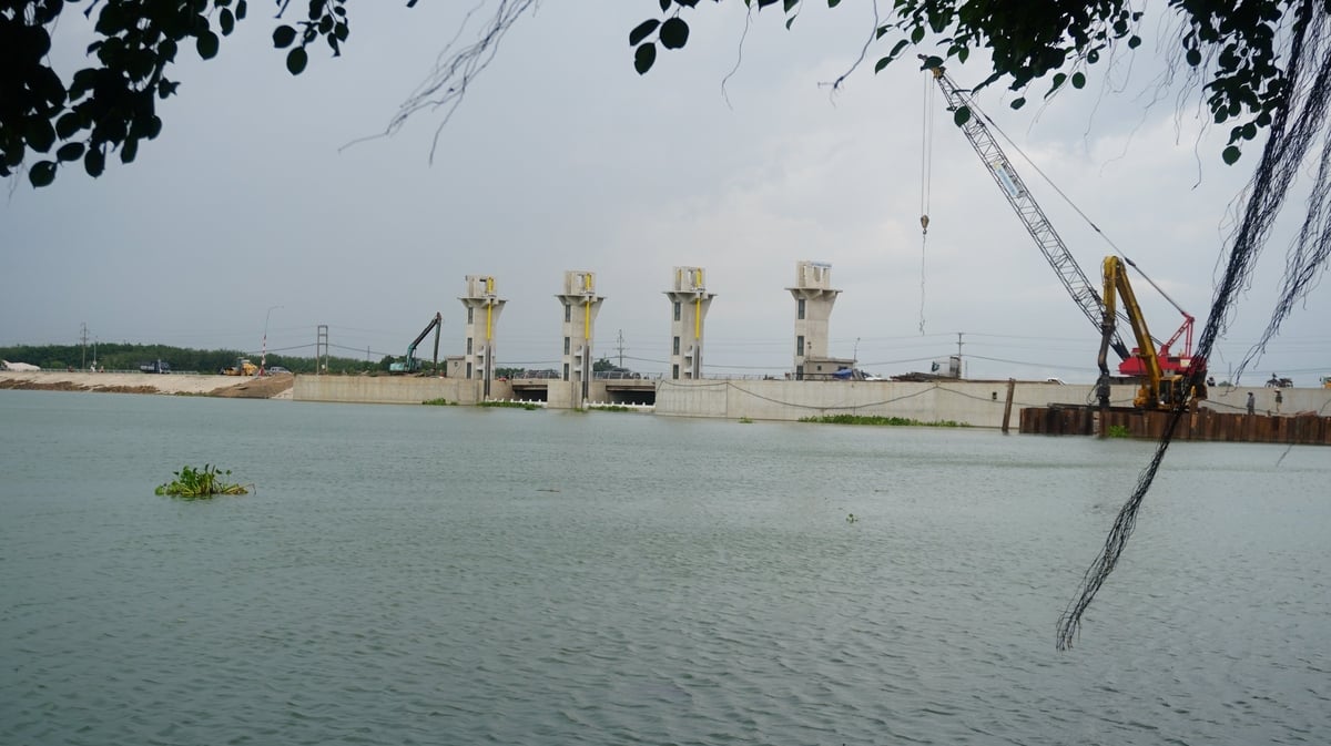 Hồ Tha La không chỉ là một công trình thủy lợi trọng điểm, mà còn là kho trữ nước nuôi sống hàng ngàn ha cây trồng. Ảnh: Trần Trung. Hồ Tha La không chỉ là một công trình thủy lợi trọng điểm, mà còn là kho trữ nước nuôi sống hàng ngàn ha cây trồng. Ảnh: Trần Trung.