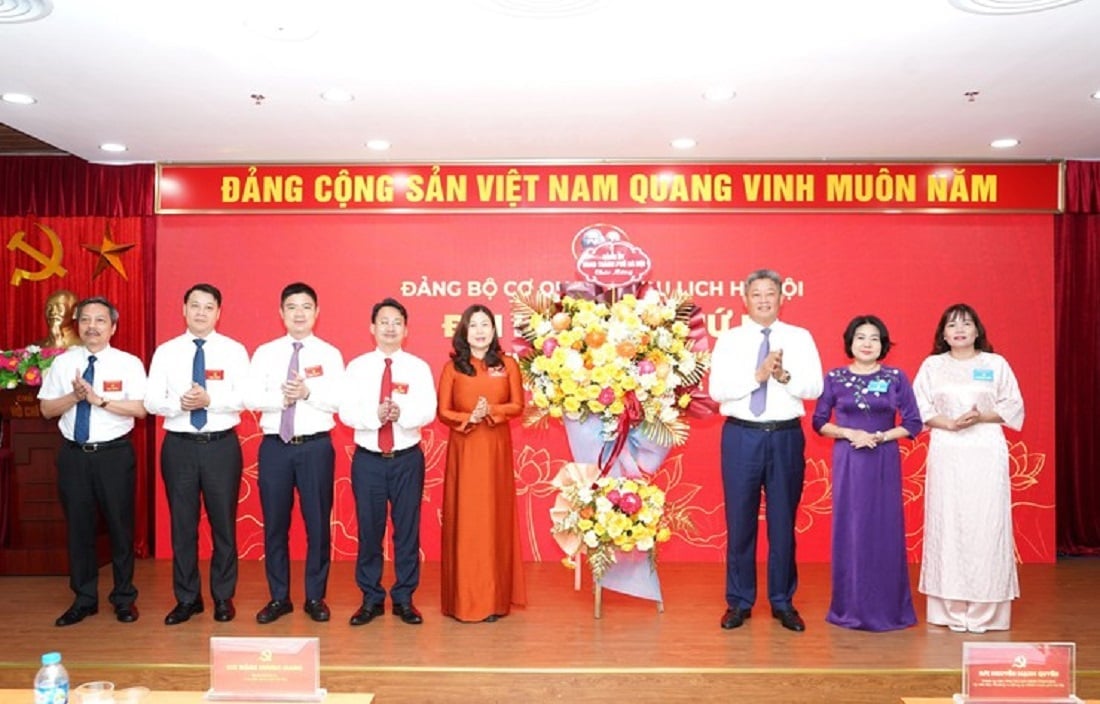 Phó Chủ tịch UBND Thành phố Nguyễn Mạnh Quyền cùng các đại biểu đại diện Đảng bộ UBND thành phố Hà Nội tặng hoa chúc mừng Đảng bộ cơ quan Sở Du lịch. Ảnh: Sở Du lịch Hà Nội. Phó Chủ tịch UBND Thành phố Nguyễn Mạnh Quyền cùng các đại biểu đại diện Đảng bộ UBND thành phố Hà Nội tặng hoa chúc mừng Đảng bộ cơ quan Sở Du lịch. Ảnh: Sở Du lịch Hà Nội.