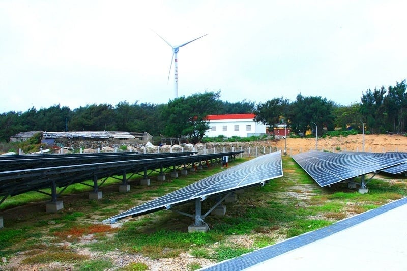 Hệ thống điện năng lượng tái tạo tại đảo Bạch Long Vỹ bao gồm hệ thống pin lưu trữ công suất 630 kVA/2000 kVAh. Ảnh: Diễn đàn Doanh nghiệp. Hệ thống điện năng lượng tái tạo tại đảo Bạch Long Vỹ bao gồm hệ thống pin lưu trữ công suất 630 kVA/2000 kVAh. Ảnh: Diễn đàn Doanh nghiệp.