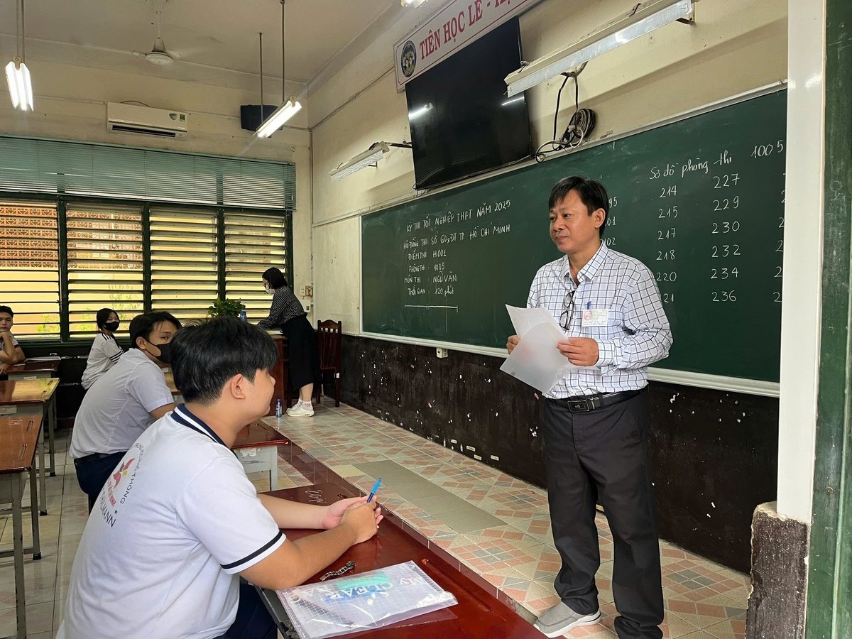 Cán bộ coi thi phổ biến quy chế và kiểm tra thông tin thí sinh trước giờ làm bài môn Ngữ văn. Ảnh: Hà Duyên. Cán bộ coi thi phổ biến quy chế và kiểm tra thông tin thí sinh trước giờ làm bài môn Ngữ văn. Ảnh: Hà Duyên.