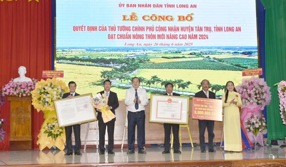 Trao Quyết định của Thủ tướng Chính phủ công nhận huyện Tân Trụ đạt chuẩn NTM nâng cao năm 2024. Ảnh: Thanh Bạch. Trao Quyết định của Thủ tướng Chính phủ công nhận huyện Tân Trụ đạt chuẩn NTM nâng cao năm 2024. Ảnh: Thanh Bạch.