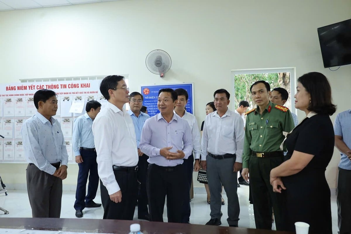 Bí thư Tỉnh ủy Nguyễn Đình Trung cùng đoàn công tác thăm hỏi cán bộ phường Buôn Hồ (mới). Ảnh: TT. Bí thư Tỉnh ủy Nguyễn Đình Trung cùng đoàn công tác thăm hỏi cán bộ phường Buôn Hồ (mới). Ảnh: TT.