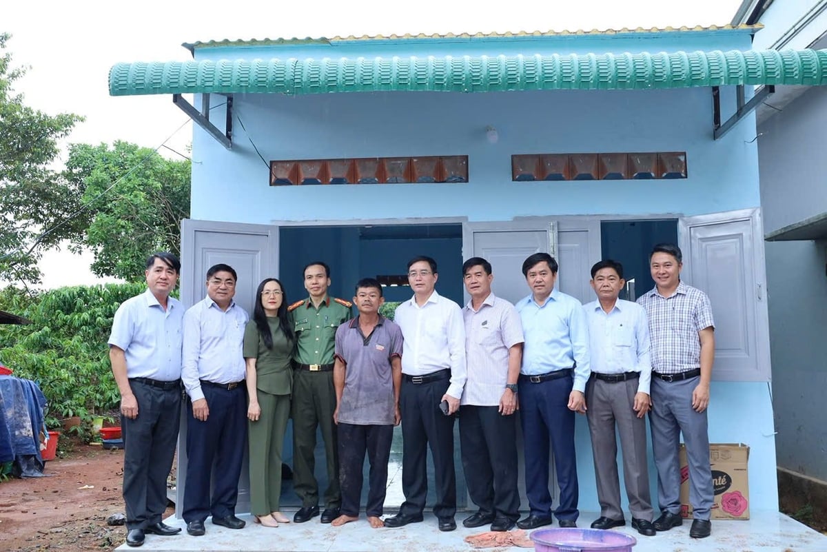 Đoàn công tác cũng đã đến thăm các hộ gia đình được xây dựng nhà trong chương trình xóa nhà tạm, nhà dột nát của tỉnh. Ảnh: TT. Đoàn công tác cũng đã đến thăm các hộ gia đình được xây dựng nhà trong chương trình xóa nhà tạm, nhà dột nát của tỉnh. Ảnh: TT.