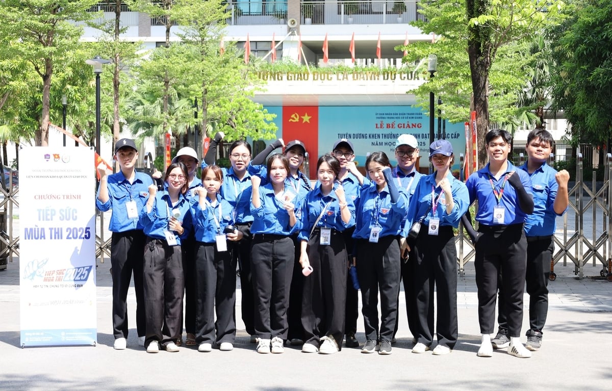 Lực lượng sinh viên tình nguyện của Trường Đại học Giáo dục (Đại học Quốc gia Hà Nội) tham gia hỗ trợ tại điểm thi Trường THCS Kim Giang (Hà Nội). Ảnh: Hoàng Hiền. Lực lượng sinh viên tình nguyện của Trường Đại học Giáo dục (Đại học Quốc gia Hà Nội) tham gia hỗ trợ tại điểm thi Trường THCS Kim Giang (Hà Nội). Ảnh: Hoàng Hiền.