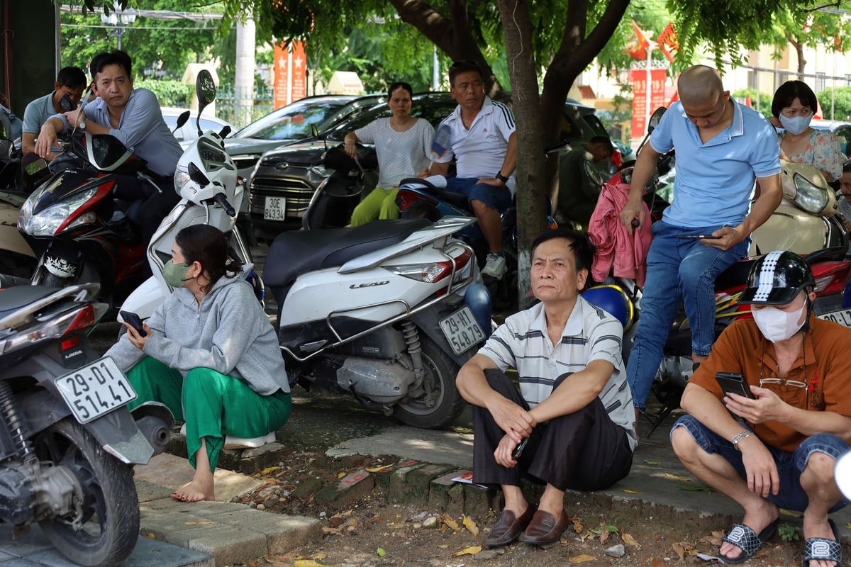 Nhiều phụ huynh không quản thời tiết oi bức để chờ các thí sinh hoàn thành bài thi. Ảnh: Hoàng Hiền. Nhiều phụ huynh không quản thời tiết oi bức để chờ các thí sinh hoàn thành bài thi. Ảnh: Hoàng Hiền.