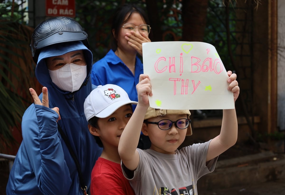 Các em nhỏ đi đón chị là thí sinh tham gia kỳ thi THPT năm 2025 tại điểm thi trường THCS Lương Yên. Ảnh: Hoàng Hiền. Các em nhỏ đi đón chị là thí sinh tham gia kỳ thi THPT năm 2025 tại điểm thi trường THCS Lương Yên. Ảnh: Hoàng Hiền.