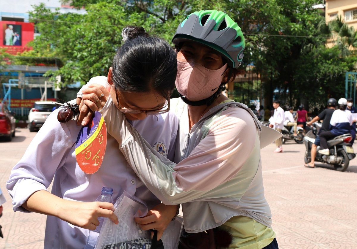 Niềm vui của phụ huynh em Linh Nhi khi hay tin con làm bài tốt. Ảnh: Hoàng Hiền. Niềm vui của phụ huynh em Linh Nhi khi hay tin con làm bài tốt. Ảnh: Hoàng Hiền.