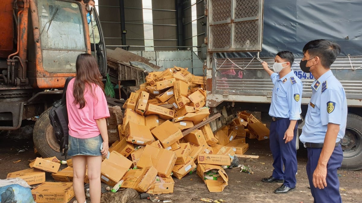 Đơn vị vi phạm thực hiện khắc phục hậu quả trước sự giám sát của lực lượng chức năng. Ảnh: Chi Cục quản lý thị trường Hà Nội. Đơn vị vi phạm thực hiện khắc phục hậu quả trước sự giám sát của lực lượng chức năng. Ảnh: Chi Cục quản lý thị trường Hà Nội.