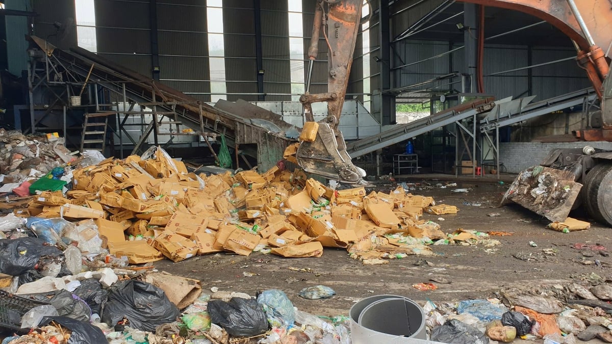 Đơn vị vi phạm thực hiện khắc phục hậu quả trước sự giám sát của lực lượng chức năng. Ảnh: Chi Cục quản lý thị trường Hà Nội. Đơn vị vi phạm thực hiện khắc phục hậu quả trước sự giám sát của lực lượng chức năng. Ảnh: Chi Cục quản lý thị trường Hà Nội.