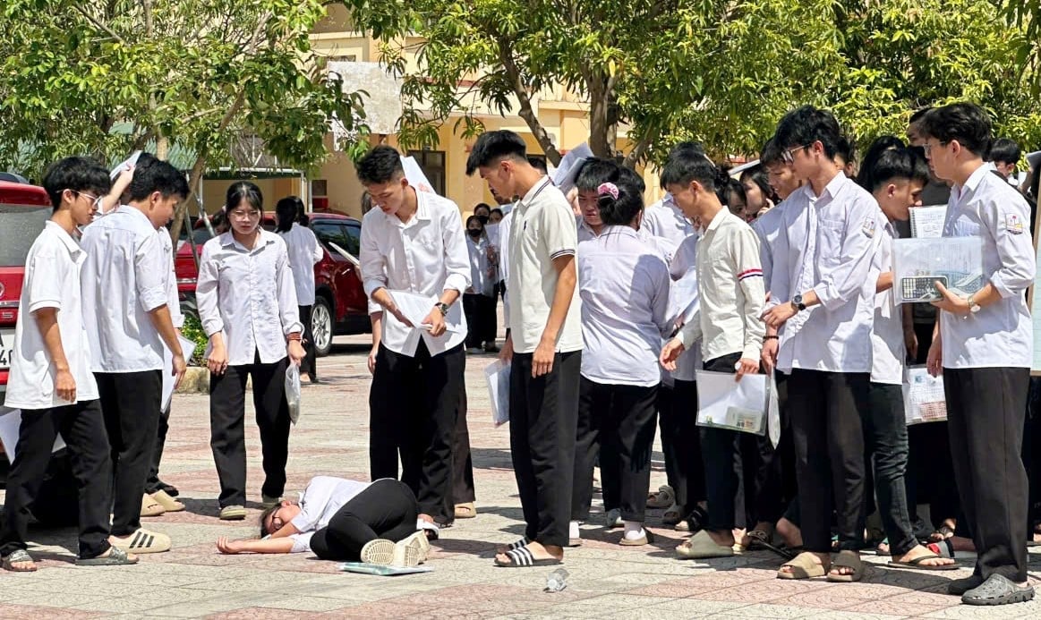 Nữ sinh ngất xỉu giữa sân trường khiến nhiều người hốt hoảng. Nữ sinh ngất xỉu giữa sân trường khiến nhiều người hốt hoảng.