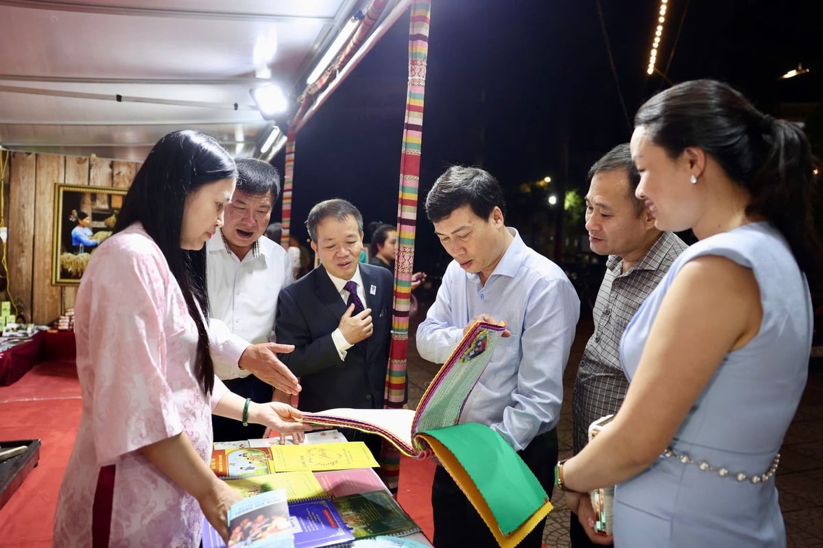 Các đại biểu tham quan các gian hàng sản phẩm OCOP, thủ công mỹ nghệ và ẩm thực truyền thống. Ảnh: Tuấn Trần. Các đại biểu tham quan các gian hàng sản phẩm OCOP, thủ công mỹ nghệ và ẩm thực truyền thống. Ảnh: Tuấn Trần.