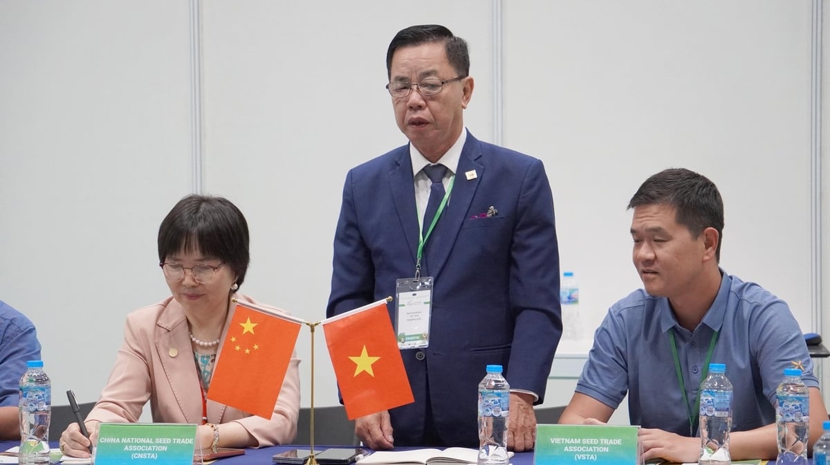 Anh hùng Lao động Trần Mạnh Báo, Chủ tịch Hiệp hội Thương mại Giống cây trồng Việt Nam chứng kiến ký kết hợp tác giữa doanh nghiệp hai nước. Ảnh: Lê Bình. Anh hùng Lao động Trần Mạnh Báo, Chủ tịch Hiệp hội Thương mại Giống cây trồng Việt Nam chứng kiến ký kết hợp tác giữa doanh nghiệp hai nước. Ảnh: Lê Bình.