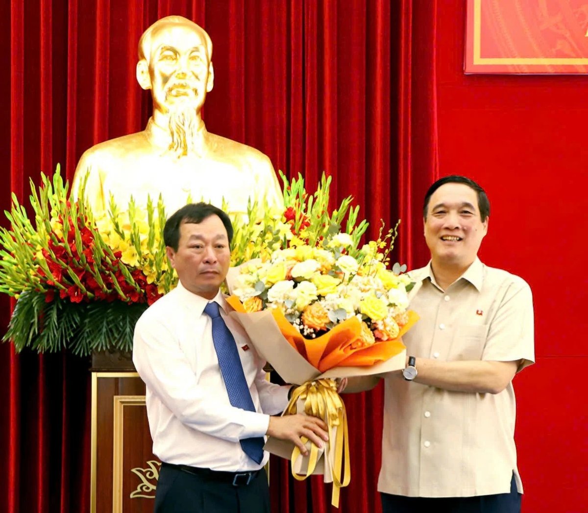 Ông Bùi Minh Châu (bên phải) tiếp tục tham gia Ủy viên BCH Trung ương Đảng, Trưởng đoàn ĐBQH tỉnh Phú Thọ (sau sáp nhập). Ảnh: BPT. Ông Bùi Minh Châu (bên phải) tiếp tục tham gia Ủy viên BCH Trung ương Đảng, Trưởng đoàn ĐBQH tỉnh Phú Thọ (sau sáp nhập). Ảnh: BPT.