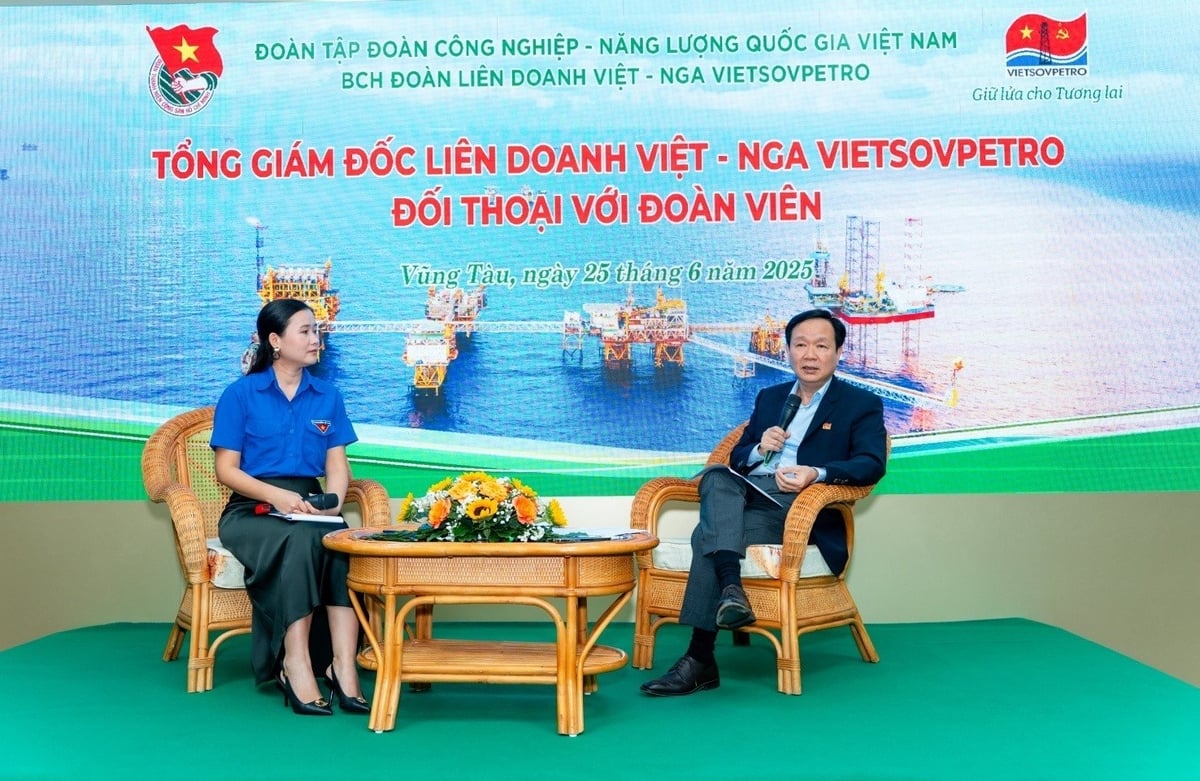 Tổng Giám đốc Vietsovpetro Vũ Mai Khanh chia sẻ chân thành, thẳng thắn và đầy tâm huyết với đoàn viên thanh niên. Ảnh: Vietsovpetro. Tổng Giám đốc Vietsovpetro Vũ Mai Khanh chia sẻ chân thành, thẳng thắn và đầy tâm huyết với đoàn viên thanh niên. Ảnh: Vietsovpetro.