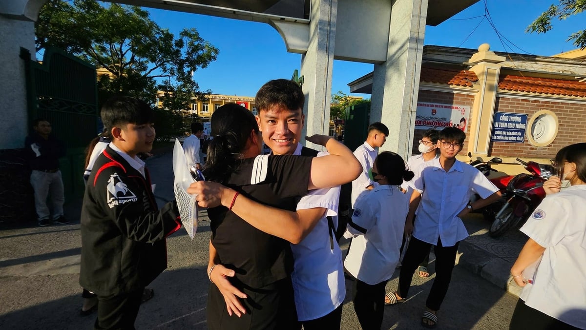 Những cái ôm động viên học sinh của cô Nguyễn Thị Mai, giáo viên Ngữ văn trường THPT Cộng Hiền, huyện Vĩnh Bảo. Ảnh: Đinh Mười. Những cái ôm động viên học sinh của cô Nguyễn Thị Mai, giáo viên Ngữ văn trường THPT Cộng Hiền, huyện Vĩnh Bảo. Ảnh: Đinh Mười.