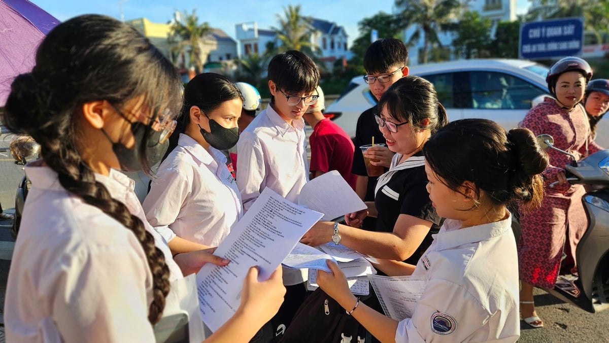 Có nơi, học sinh còn được giáo viên tận tình hướng dẫn kinh nghiệm làm bài trước khi vào phòng thi. Ảnh: Đinh Mười. Có nơi, học sinh còn được giáo viên tận tình hướng dẫn kinh nghiệm làm bài trước khi vào phòng thi. Ảnh: Đinh Mười.