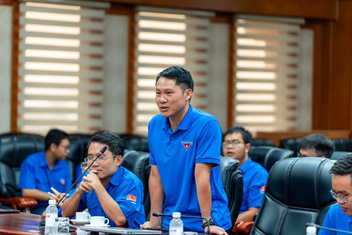 Đoàn viên thanh niên đặt câu hỏi và chia sẻ ý kiến với Tổng Giám đốc Vũ Mai Khanh. Ảnh: Vietsovpetro. Đoàn viên thanh niên đặt câu hỏi và chia sẻ ý kiến với Tổng Giám đốc Vũ Mai Khanh. Ảnh: Vietsovpetro.