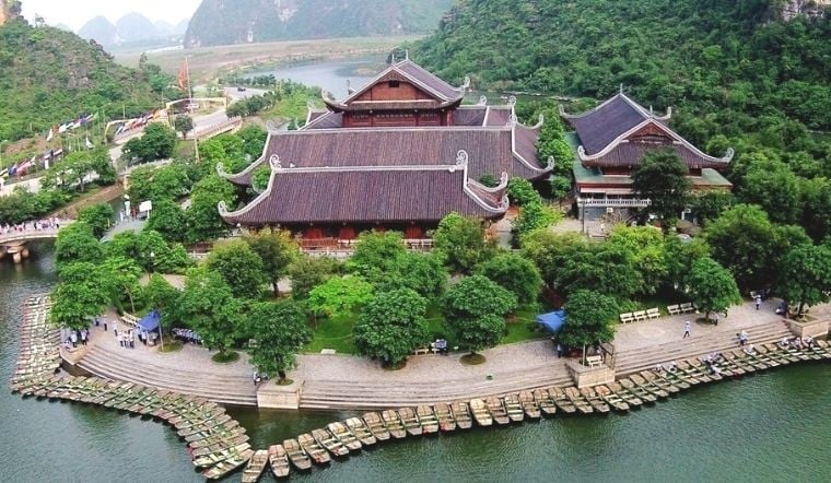 Cán bộ công chức từ Phủ Lý, Nam Định sang làm việc tại Ninh Bình sẽ được đưa đón bằng xe công vụ trong tháng đầu tiên sau sáp nhập. Ảnh: PLVN. Cán bộ công chức từ Phủ Lý, Nam Định sang làm việc tại Ninh Bình sẽ được đưa đón bằng xe công vụ trong tháng đầu tiên sau sáp nhập. Ảnh: PLVN.