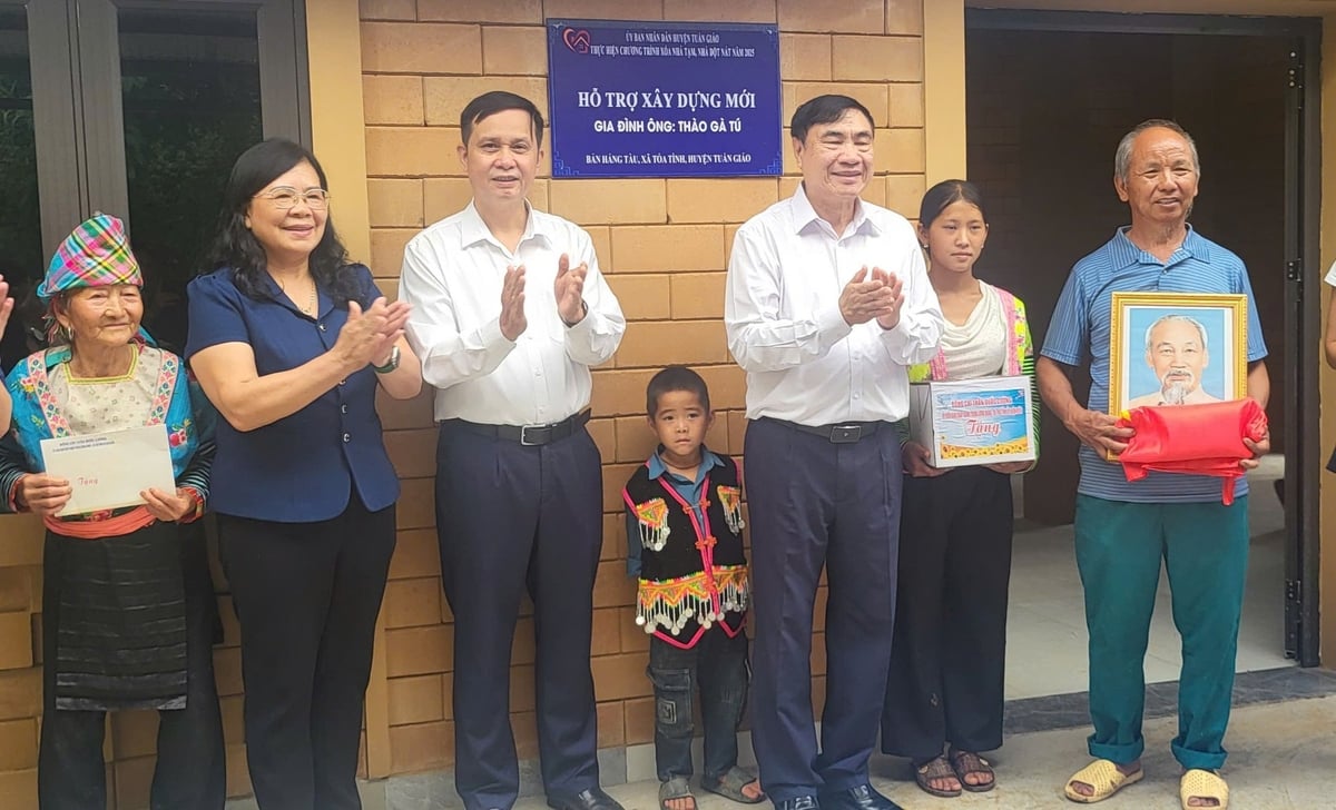 Ông Trần Quốc Cường, Bí thư Tỉnh ủy Điện Biên (áo trắng đứng bên tay phải) trao quà và bàn giao nhà cho gia đình ông Thào Gà Tú, huyện Tuần Giáo. Ảnh: Trần Hương. Ông Trần Quốc Cường, Bí thư Tỉnh ủy Điện Biên (áo trắng đứng bên tay phải) trao quà và bàn giao nhà cho gia đình ông Thào Gà Tú, huyện Tuần Giáo. Ảnh: Trần Hương.