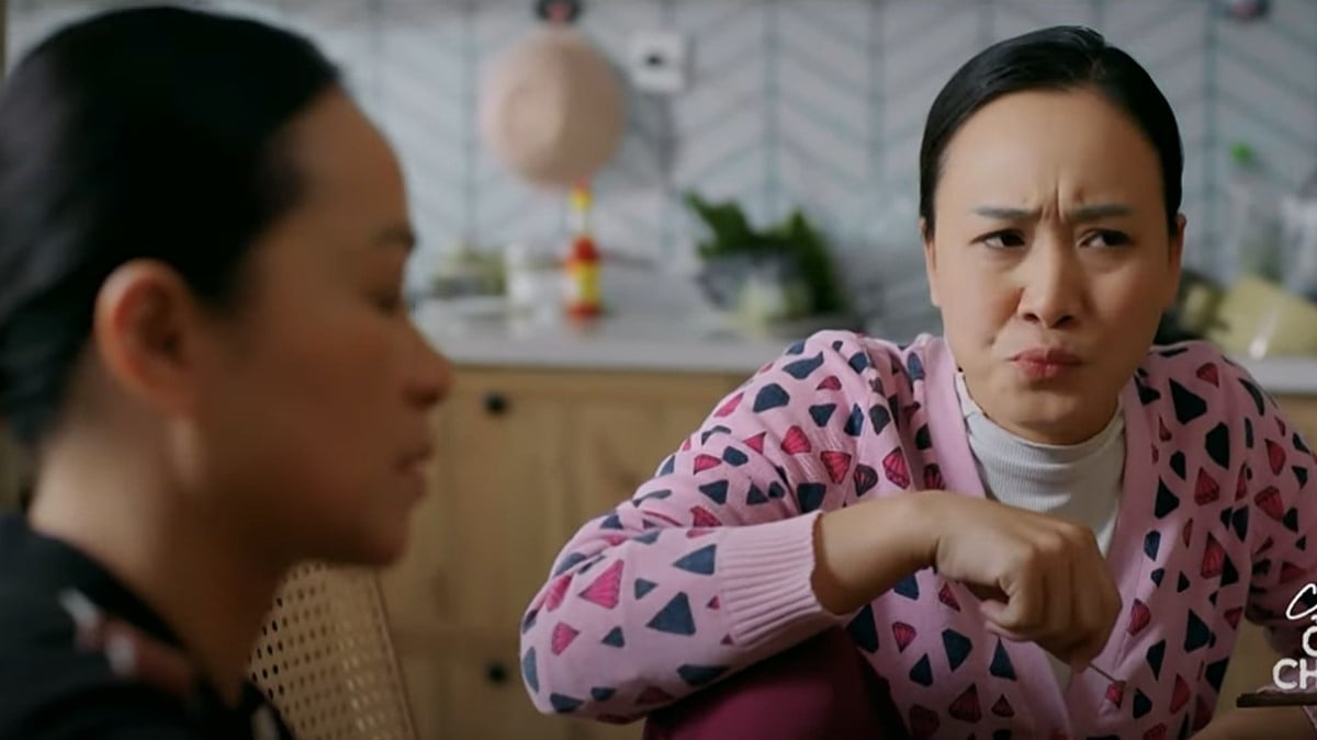 Cô Tuyết và chị Ngà bàn về hoàn cảnh của mỗi người. Ảnh CMH Cô Tuyết và chị Ngà bàn về hoàn cảnh của mỗi người. Ảnh CMH