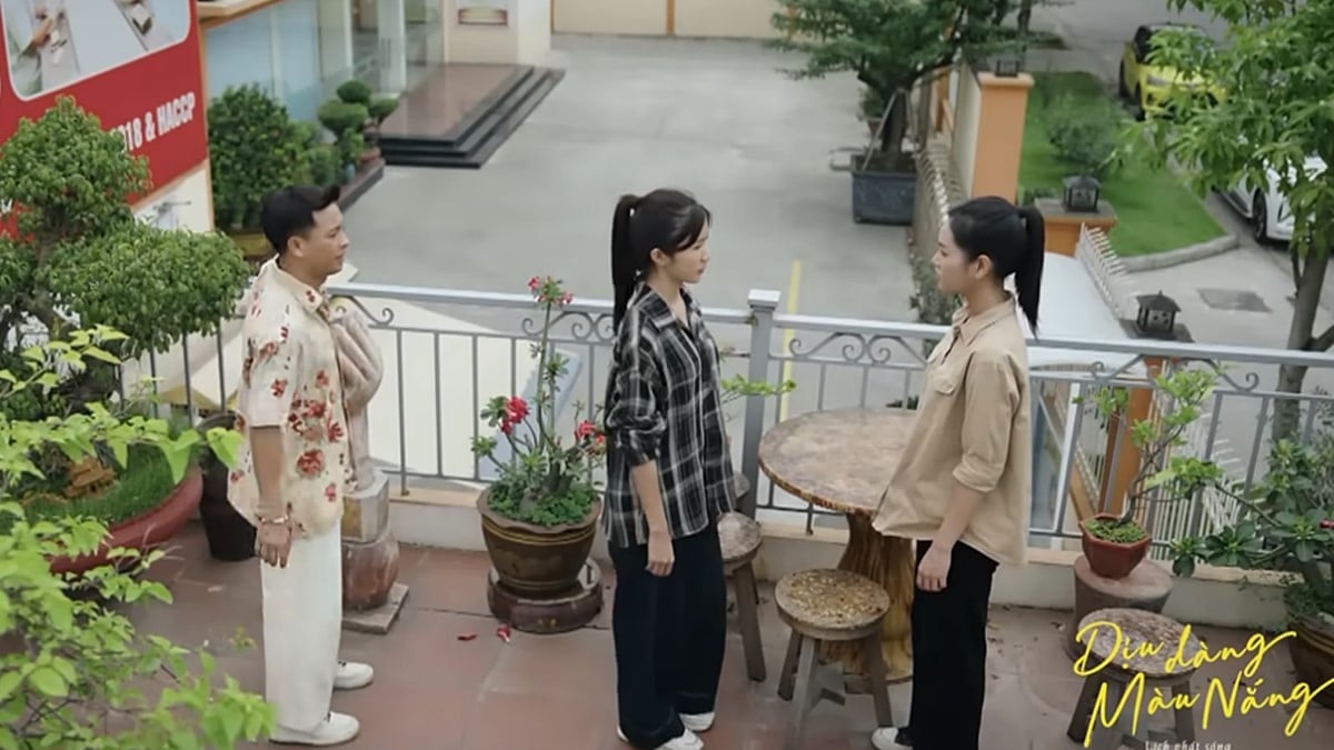 Nam thông báo chuyện Bắc được minh oan cho Xuân biết. Ảnh CMH Nam thông báo chuyện Bắc được minh oan cho Xuân biết. Ảnh CMH