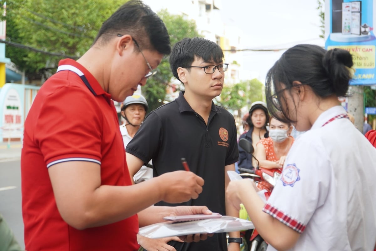 Các thầy cô Trường THCS, THPT Nguyễn Bỉnh Khiêm cẩn thận kiểm tra vật dụng học sinh mang đến điểm thi đảm bảo đúng quy định. Ảnh: Kim Anh. Các thầy cô Trường THCS, THPT Nguyễn Bỉnh Khiêm cẩn thận kiểm tra vật dụng học sinh mang đến điểm thi đảm bảo đúng quy định. Ảnh: Kim Anh.