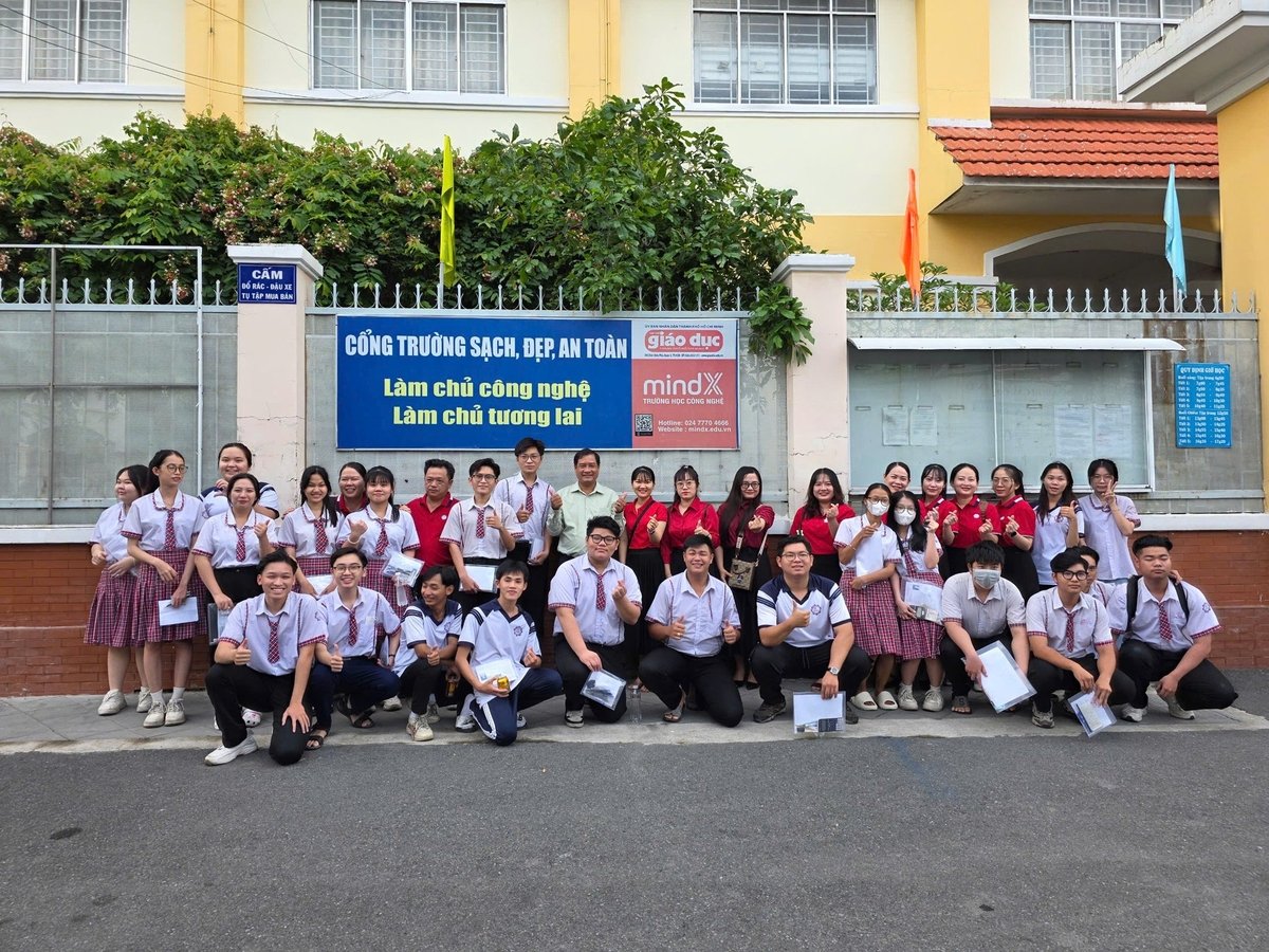 Truyền thống đồng hành cùng sĩ tử vào các kỳ thi đã được Trường THCS, THPT Nguyễn Bỉnh Khiêm duy trì hơn 30 năm. Ảnh: Kim Anh. Truyền thống đồng hành cùng sĩ tử vào các kỳ thi đã được Trường THCS, THPT Nguyễn Bỉnh Khiêm duy trì hơn 30 năm. Ảnh: Kim Anh.
