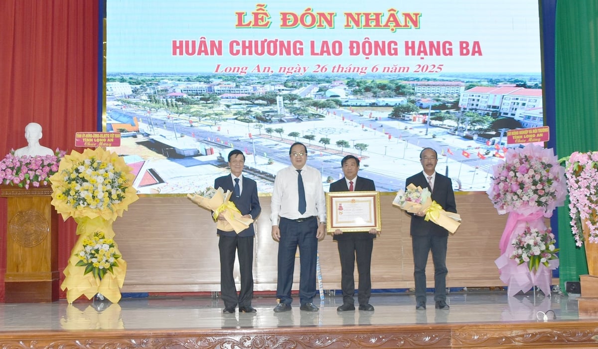Trao Huân chương Lao động hạng Ba của Chủ tịch nước cho huyện Tân Trụ. Ảnh: Thanh Bạch. Trao Huân chương Lao động hạng Ba của Chủ tịch nước cho huyện Tân Trụ. Ảnh: Thanh Bạch.