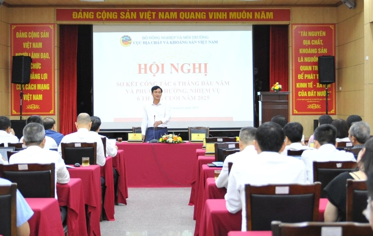 Thứ trưởng Trần Quý Kiên biểu dương những kết quả mà Cục Địa chất và Khoáng sản Việt Nam đã đạt được trong 6 tháng đầu năm. Ảnh: Lan Chi. Thứ trưởng Trần Quý Kiên biểu dương những kết quả mà Cục Địa chất và Khoáng sản Việt Nam đã đạt được trong 6 tháng đầu năm. Ảnh: Lan Chi.