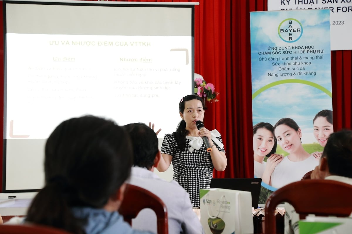 Kết hợp chuyên môn về sức khỏe và nông nghiệp, Bayer Việt Nam tổ chức các lớp tập huấn cho nữ nông dân kiến thức về canh tác bền vững và chăm sóc sức khỏe, giúp họ nâng cao năng suất và chất lượng cuộc sống. Ảnh: HT.