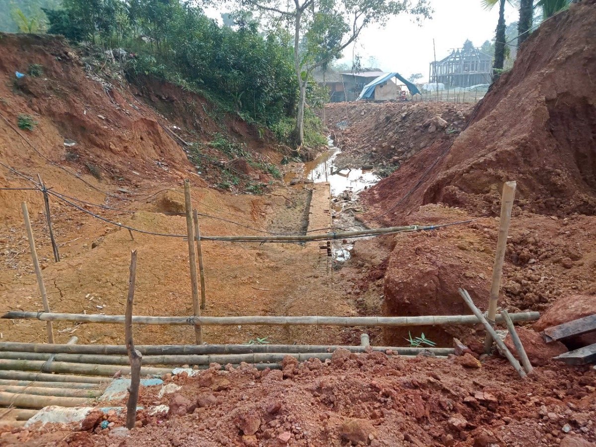 Mặc dù đã được sửa chữa nhưng các phương án chỉ là tạm thời do đó việc an toàn hồ đập vẫn đang là một bài toán khó giải ở Lào cai. Ảnh: Bích Hợp. Mặc dù đã được sửa chữa nhưng các phương án chỉ là tạm thời do đó việc an toàn hồ đập vẫn đang là một bài toán khó giải ở Lào cai. Ảnh: Bích Hợp.