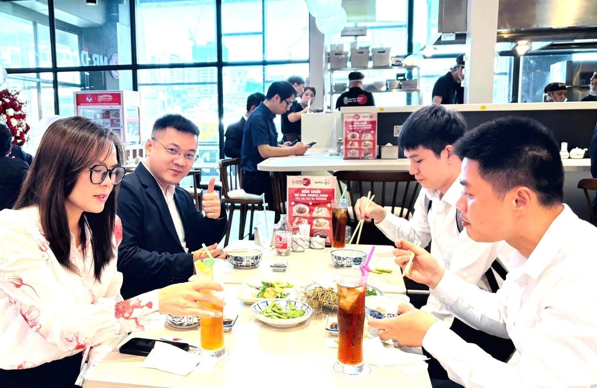 Khách hàng được trải nghiệm các món ăn nhà hàng Japanese Dining (La La La). Ảnh: Acecook Việt Nam. Khách hàng được trải nghiệm các món ăn nhà hàng Japanese Dining (La La La). Ảnh: Acecook Việt Nam.