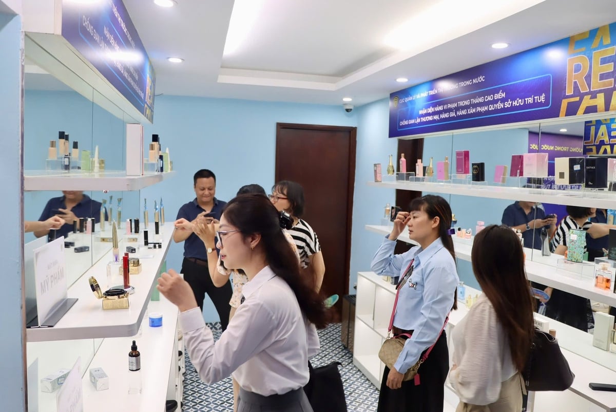 Tháng cao điểm chống gian lận thương mại, hàng giả, hàng xâm phạm quyền sở hữu trí tuệ. Ảnh: Lưu Quyên. Tháng cao điểm chống gian lận thương mại, hàng giả, hàng xâm phạm quyền sở hữu trí tuệ. Ảnh: Lưu Quyên.