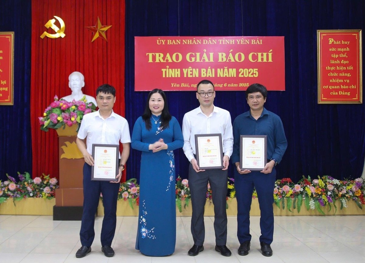 Phó Chủ tịch UBND tỉnh Yên Bái Vũ Thị Hiền Hạnh trao 3 giải A cho các tác giả có tác phẩm xuất sắc. Ảnh: Hoàng Yên. Phó Chủ tịch UBND tỉnh Yên Bái Vũ Thị Hiền Hạnh trao 3 giải A cho các tác giả có tác phẩm xuất sắc. Ảnh: Hoàng Yên.