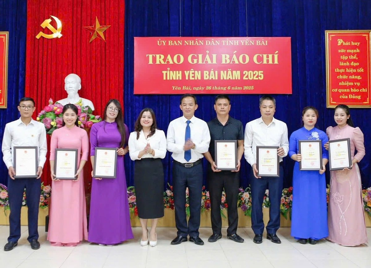 Phó Chủ tịch UBND tỉnh Yên Bái Vũ Thị Hiền Hạnh trao 8 giải B cho các tác giả. Ảnh: Hoàng Yên. Phó Chủ tịch UBND tỉnh Yên Bái Vũ Thị Hiền Hạnh trao 8 giải B cho các tác giả. Ảnh: Hoàng Yên.