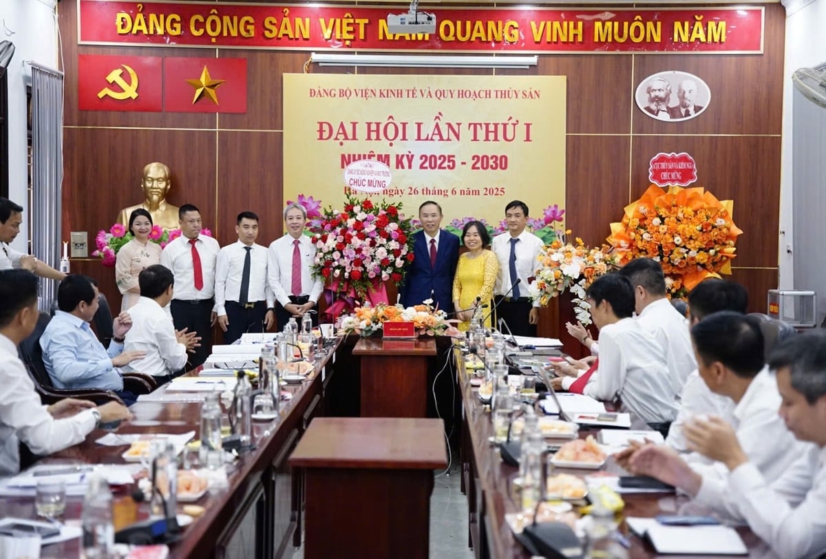 Thứ trưởng Phùng Đức Tiến trao tặng hoa cho Đại hội. Ảnh: Linh Linh. Thứ trưởng Phùng Đức Tiến trao tặng hoa cho Đại hội. Ảnh: Linh Linh.