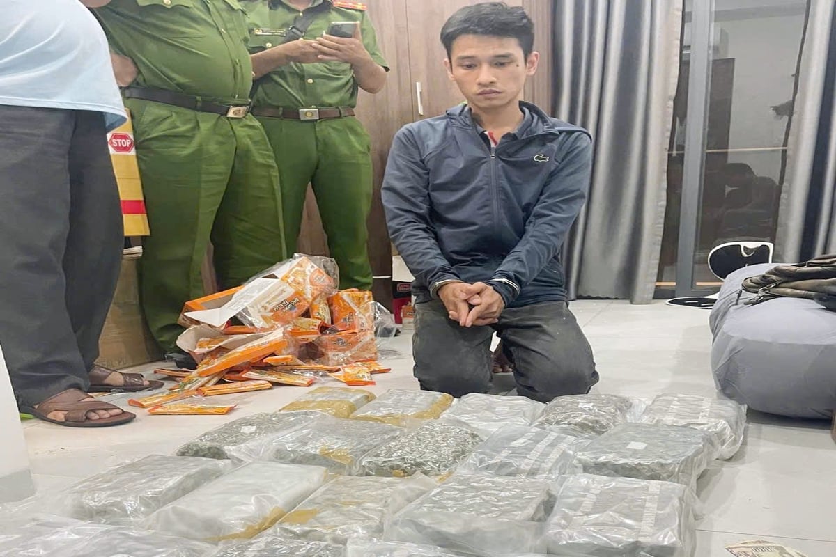 Một trong 3 đối tượng liên quan đến chuyên án mang bí số MT 379 vừa bị Chi cục Hải quan Khu vực IX và lực lượng chức năng bắt giữ. Ảnh: Công an tỉnh Quảng Trị. Một trong 3 đối tượng liên quan đến chuyên án mang bí số MT 379 vừa bị Chi cục Hải quan Khu vực IX và lực lượng chức năng bắt giữ. Ảnh: Công an tỉnh Quảng Trị.