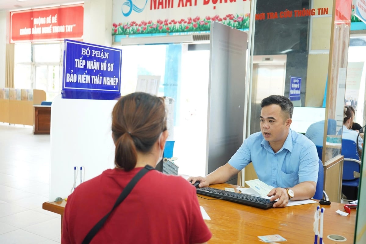 Anh Lại Ngọc Huỳnh, cán bộ Phòng Bảo hiểm thất nghiệp, Trung tâm Dịch vụ việc làm Thái Bình nhẹ nhàng tiếp nhận hồ sơ, lắng nghe từng nhu cầu của người lao động. Ảnh: Lan Chi. Anh Lại Ngọc Huỳnh, cán bộ Phòng Bảo hiểm thất nghiệp, Trung tâm Dịch vụ việc làm Thái Bình nhẹ nhàng tiếp nhận hồ sơ, lắng nghe từng nhu cầu của người lao động. Ảnh: Lan Chi.