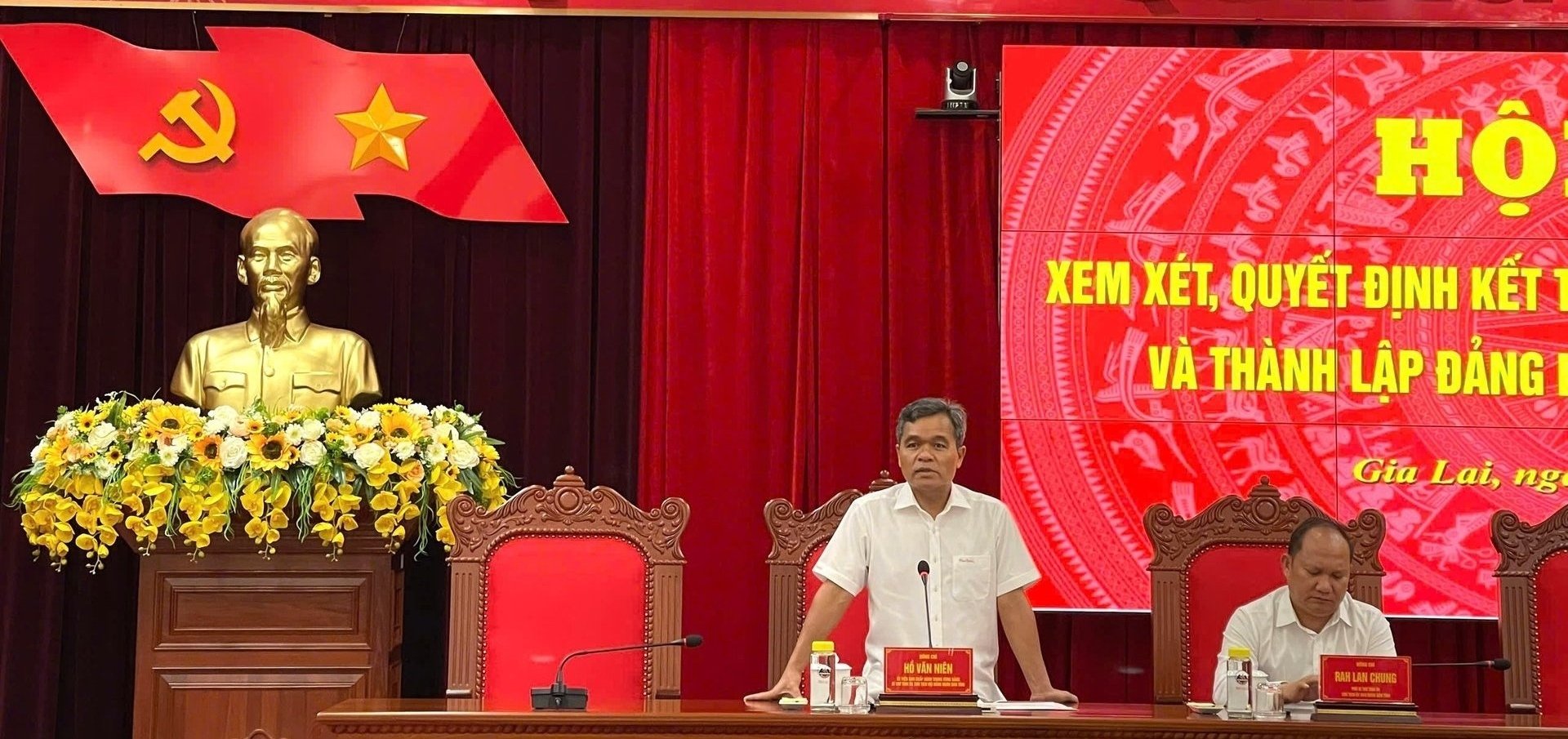 Ông Hồ Văn Niên (đứng) - Bí thư Tỉnh ủy Gia Lai. Ảnh: ĐL. Ông Hồ Văn Niên (đứng) - Bí thư Tỉnh ủy Gia Lai. Ảnh: ĐL.