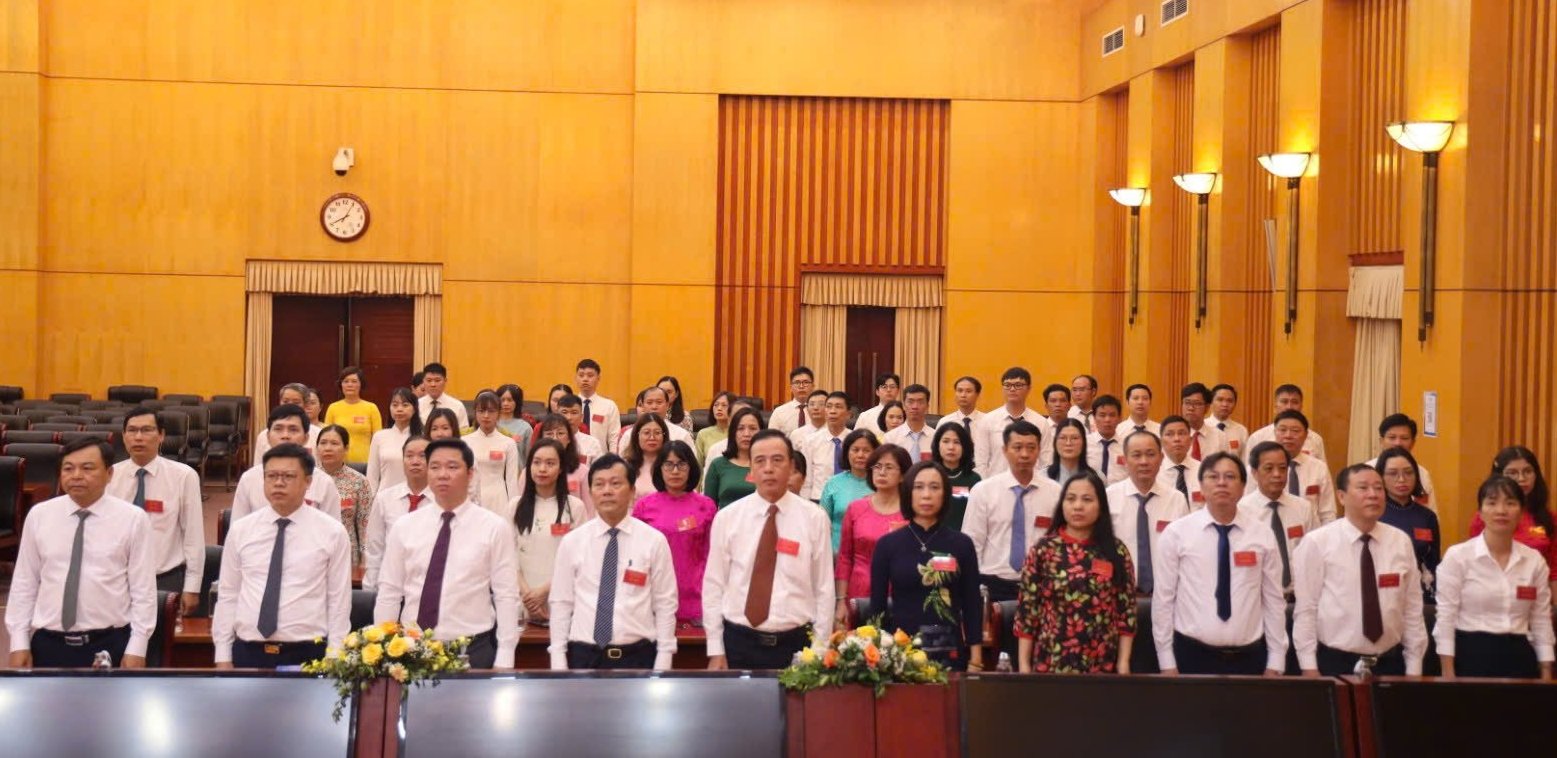 Các đại biểu chào cờ, khai mạc Đại hội Đảng bộ Cục Quản lý đê điều và Phòng, chống thiên tai, lần thứ I, nhiệm kỳ 2025-2030. Ảnh: Nguyễn Thủy. Các đại biểu chào cờ, khai mạc Đại hội Đảng bộ Cục Quản lý đê điều và Phòng, chống thiên tai, lần thứ I, nhiệm kỳ 2025-2030. Ảnh: Nguyễn Thủy.