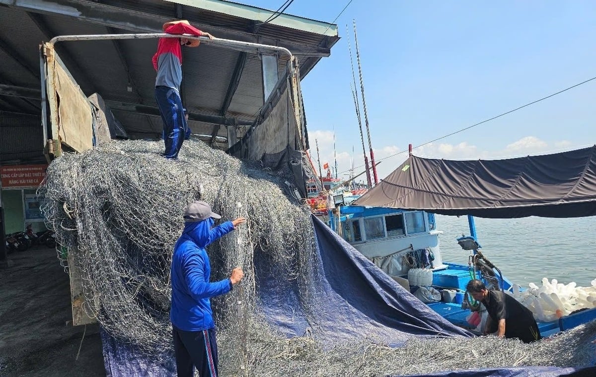 Fishermen prepare fishing tools and nets to stay at sea. Photo: KS.