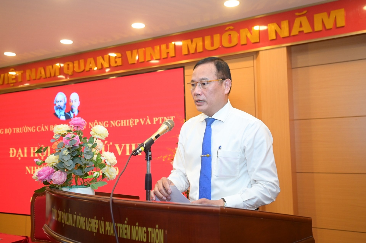 Ông Nguyễn Quốc Oanh, Bí thư Đảng ủy, Hiệu trưởng nhà trường báo cáo tại đại hội. Ảnh: Tùng Đinh. Ông Nguyễn Quốc Oanh, Bí thư Đảng ủy, Hiệu trưởng nhà trường báo cáo tại đại hội. Ảnh: Tùng Đinh.