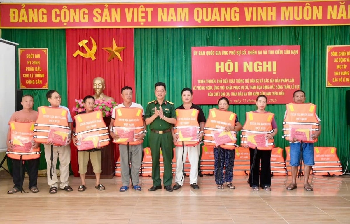 Ban tổ chức trao tặng áo phao cho bà con ngư dân. Ảnh: Hữu Tình. Ban tổ chức trao tặng áo phao cho bà con ngư dân. Ảnh: Hữu Tình.