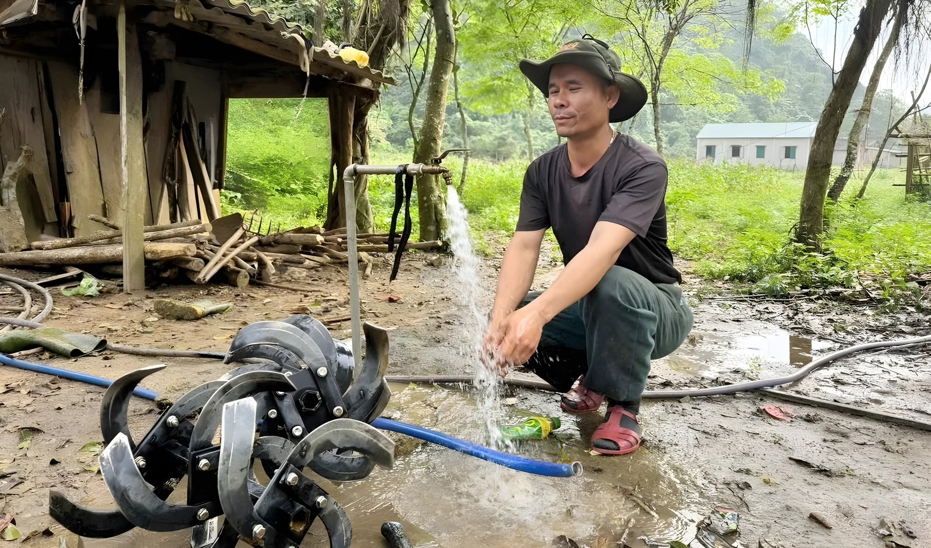 Lắp đặt đường ống dẫn nước sạch về cho hộ dân bản Khe Sung. Ảnh: T. Phùng. Lắp đặt đường ống dẫn nước sạch về cho hộ dân bản Khe Sung. Ảnh: T. Phùng.